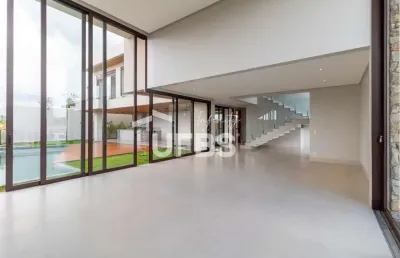 O jardins frança é um condomínio de alto padrão, que tem uma integração com uma mata nativa e terá uma grande área comercial em frente, proporcionando muita conveniência. um sobrado de esquina com  04
