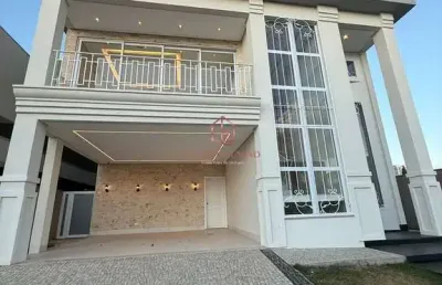 Casa alto padrão com 4 suítes, piscina aquecida, energia solar e automação
