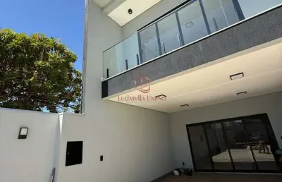 Sobrado com 152 m² construídos em lote de 235 m², com 3/4 sendo 2 suítes.