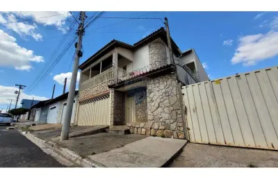 Casa de vila para venda com 3 quartos, sendo 1 suíte, 283m²