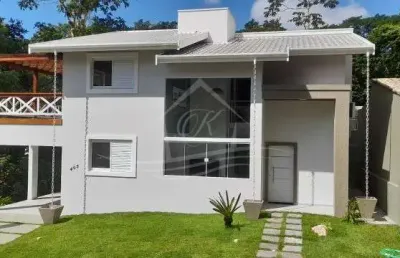Sobrado novo com 3 suítes, piscina, churrasqueira, condomínio fechado, caraguatatuba/sp