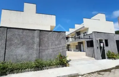 Triplex novo em condomínio fechado com 3 dormitórios (1 suíte) e 2 vagas no centro de caraguatatuba/sp