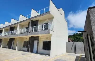 Triplex novo em condomínio fechado com 2 suítes e 2 vagas no centro de caraguatatuba/sp