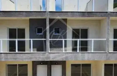 Triplex novo em condomínio fechado com 2 suítes e 2 vagas no centro de caraguatatuba/sp