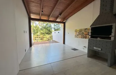 Geminado | casa pronta para morar | ampla área de lazer, sala e cozinha integrados, garagem coberta, 2 dormitórios sendo uma suíte!