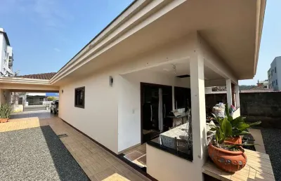 Casa térrea adaptada no bairro aventureiro | conforto e acessibilidade com 3 dormitórios sendo uma suíte | amplo terreno | oportundiade
