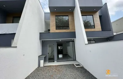 Espaçoso sobrado geminado no bairro floresta - 140m², 3 quartos, suíte, 2 vagas de garagem e área nos fundos - sua casa dos sonhos em joinville!