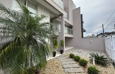 Sobrado à venda no bairro santo antônio em joinville | ampla casa semimobiliada pronta para morar!