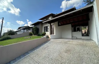 Casa à venda no saguaçu em joinville - com 235m² de área construída, terreno de 420m², aceita financiamento e analisa permuta!