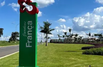 Terreno em condomínio fechado à venda no Jardins França, Goiânia 