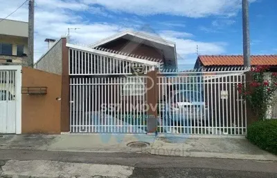 Casa com 03 quartos em excelente estado de conservação no uberaba