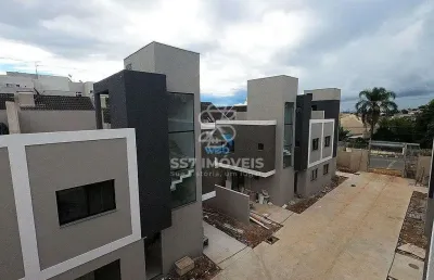 Sobrado em condomínio fechado a venda no uberaba, com 03 quartos sendo 01 suíte, vaga de garagem e amplo terraço.