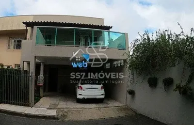 Sobrado à venda no bairro cajuru, com 3 dormitórios, 3 vagas de garagem, podendo ser financiado.