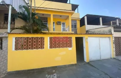 Ampla casa triplex com 3 quartos e 2 vagas de garagem em bangu
