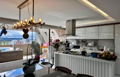 Cobertura duplex com 4 suítes, hidromassagem, 4 vagas, elevador