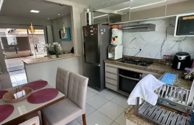 Vendo casa em condomínio fechado - 03 quartos - piscina - churrasqueira - armários