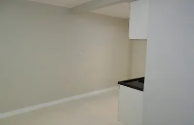 Vendo linda kit totalmente reformada em ótima localização!