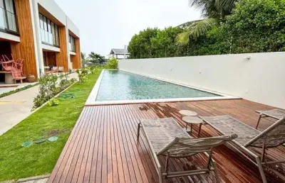 Casa à venda em condomínio fechado com 4/4 sendo 2 suítes e 3 vagas de garagem.