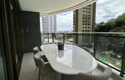 Apartamento à venda com 3 suítes e 2 vagas de garagem.