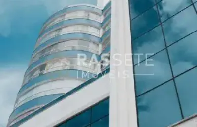Apartamento com três dormitorios duas vagas frente mar!