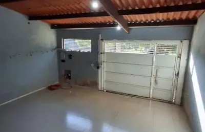 Casa para venda de esquina com edícula, próximo ao hospital regional e creche pr