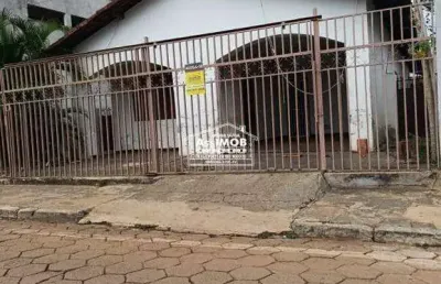 Casa com 3 quartos à venda na Rua Candico Neiva, Centro, Paracatu