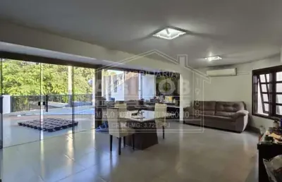 Casa / sobrado á venda com 4 quartos, 3 suítes e piscina - paracatu-mg