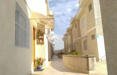 Sobrado à venda, com 83m²  2 suítes e 2 vagas, impecável semi novo com piso em porcelanato e sol da