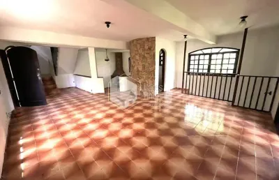 Casa à venda com terreno de 1500 m², poço artesiano, 4 dorms (2 suites), 3 salas, sendo 1 com larei