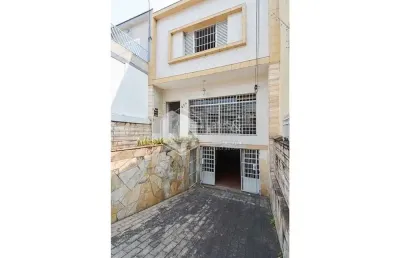 Casa acolhedora com espaço gourmet e churrasqueira, com 3 dormitórios, 2 banheiros bem distribuídos