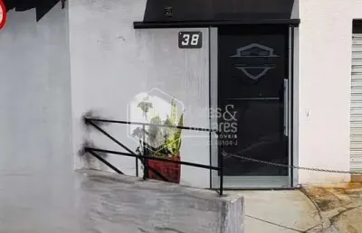 Ponto para locação, com 42m² 2 banheiros, água e luz individualizado, ar condicionado em rua tranqu