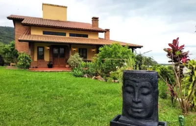 Casa com 3 quartos à venda em macacu, garopaba , 190 m2 por r$ 2.190.000