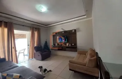 Casa com 3 quartos à venda na avenida elvira schiavo ianelli, 646, residencial cambuy, araraquara, 176 m2 por r$ 520.000