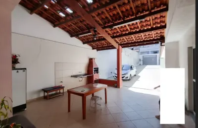 Casa térrea reformada, com 03 dormitórios ,com amplo quintal
