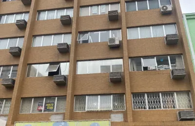 Vende-se sala comercial no centro de curitiba/aceita carro ou moto como parte do pgto..