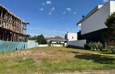 Belo terreno com frente leste no condomínio serra azul