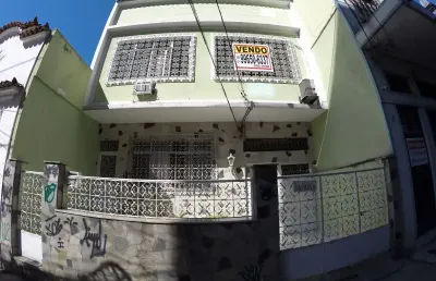 Vendo prédio residencial com 2 apartamentos em ramos no rio de janeiro-rj.