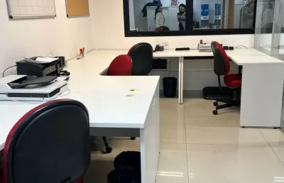 Sala comercial no 1º andar com divisórias, salas independentes e espaço colaborativo – bosque da saúde