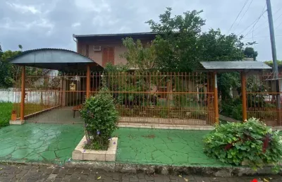 Ótima casa de dois pavimentos localizada no bairro restinga