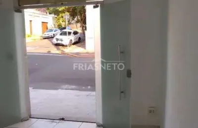 Excelente localização no centro da cidade( são 03 casas e 01 comércio de esquina)
