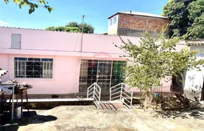 Duas belas casas com quintal, varanda e vista permanente