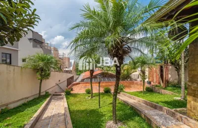 Casa térrea no xaxim com 4 quartos  sendo uma suíte, amplo espaço de quintal.