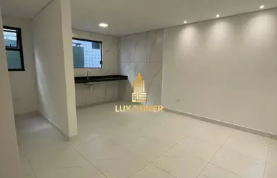 Casa triplex com 80m2 sendo 2 quartos, 2 suítes e garagem c/churrasqueira