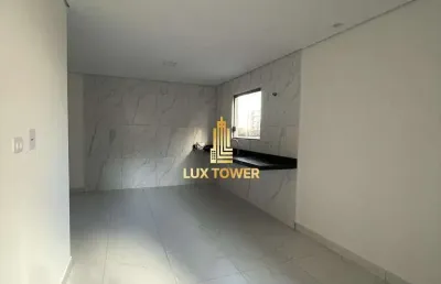 Casa triplex com 93m2 sendo 2 quartos, 2 suítes e garagem c/churrasqueira