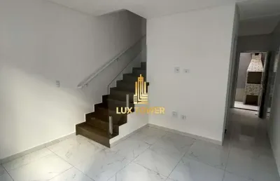 Casa condomínio de 55m2 c/ 2 quartos e quintal c/ churrasqueira
