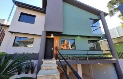 Linda casa toda reformada por aquitetos e acompanha projeto arquitetônico.