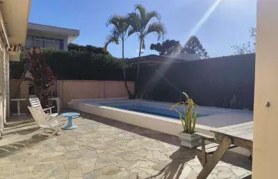 Casa térrea com piscina no coração do bairro jardim social, apenas 800 m do festval.