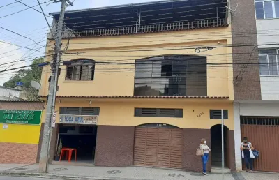 Casa espaçosa com terraço e ponto comercial (opcional) em rua plana no progresso