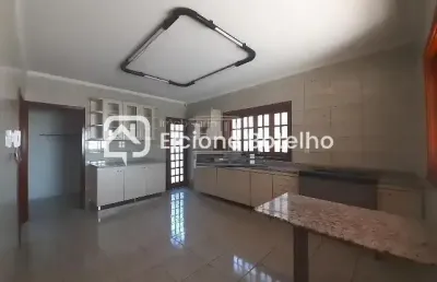 Casa para locação de aprox. 200 m², com 4 quartos, 1 suíte, no bairro umuarama - uberlândia - mg
