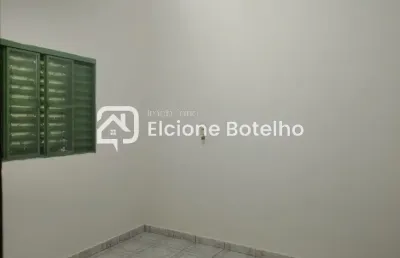 Casa para locação de aprox. 55 m², com 3 quartos, no bairro dona zulmira - uberlândia - mg